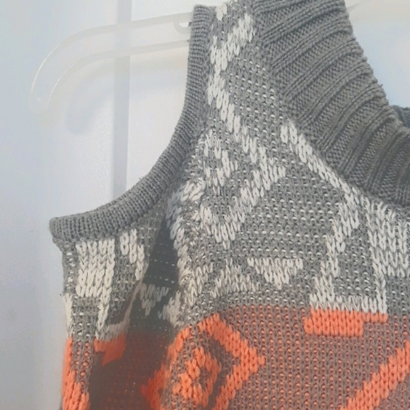 Cold shoulder tribal aztec print knit sweater medium - Picture 2 of 4